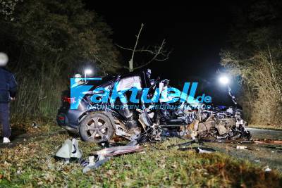 [Spektakulärer Crash] Betrunkener Audi-Fahrer kracht in Baum - Totalschaden - Anrückende Kräfte der Freiwilligen Feuerwehr kommen teils nicht bis ans Gerätehaus