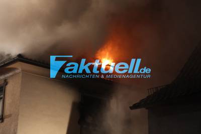 Tödliches Feuer: Flammen schlagen aus Fenster - Rentnerin stirbt bei Wohnhausbrand - Feuerwehr im Großeinsatz