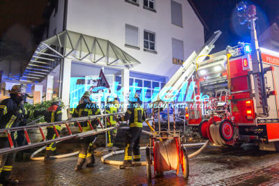 Brennender Müll in Untertürkheimer Wohn- und Geschäftsgebäude - Feuerwehr mit Großaufgebot im Einsatz