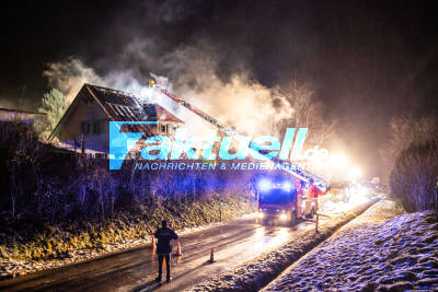 Großbrand zerstört Fachwerkhaus: Feuerwehr im Einsatz - Dichter Rauch dringt aus Gebäude