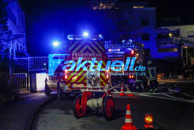 Brand in einem Mehrfamilienhaus löst Großeinsatz der Feuerwehr und Rettungsdienst aus