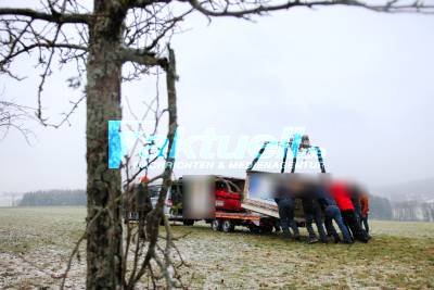Heißluftballon verfängt sich bei Kaisersbach während der Landung in Apfelbaum