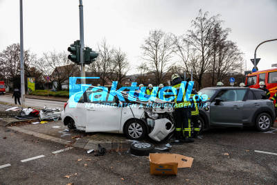 Schwerer Kreuzungscrash an Sylvester - Eine Person wird eingeklemmt und muss von Feuerwehr befreit werden