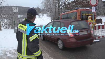 Schnee-Ausflug am Neujahrstag: Menschen zieht es auf die Schwäbische Alb zum Wintersport und Schlittenfahren: Polizei patrolliert, Feuerwehr regelt Parkplatzsituation - mit O-Tönen von Touris und Feuerwehr