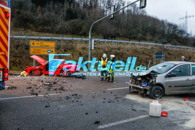 Schwerer Unfall B10 Porsche Kontra Renault- 3 Schwerverletzte 