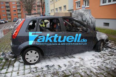 Stuttgart-Giebel: Pkw aus ungeklärter Ursache voll ausgebrannt