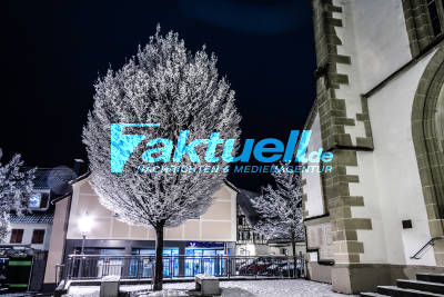 Neuffen im Schneekleid bei Nacht - Keine Menschen auf der Straße