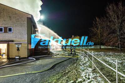 Löscharbeiten bei Minusgraden - Landwirtschaftliches Gebäude in Vollbrand - Einsatz wird noch den ganze Sonntag andauern