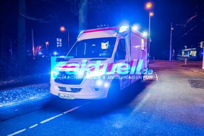 Mit überhöhter Geschwindigkeit, Alkohol und ohne Fahrerlaubnis kracht 18-Jähriger gegen Baum - Beifahrer eingeklemmt und schwer verletzt