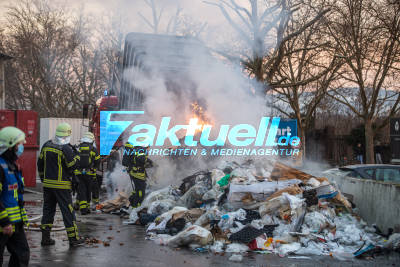Einkaufszentrum komplett verraucht: Müllpresse brennt - Feuerwehr im Einsatz