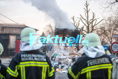 Einkaufszentrum komplett verraucht: Müllpresse brennt - Feuerwehr im Einsatz