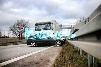 Pkw beim Spurwechsel von LKW erfasst und mitgeschleift -30 000€ Schaden