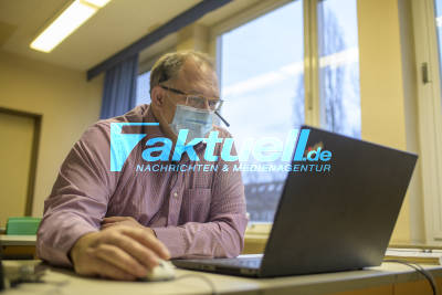 Mathe-Online-Unterricht - Reportage mit O-Tönen von Schülern, Lehrer und Schulleiter in Schule während Lockdown - Lehrer beiVidekonferenz aus leerem Klassenzimmer