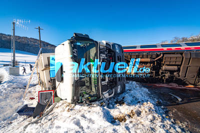 Zug kracht gegen Müllauto: Triebwagen liegt auf LKW - Rettungskräfte im Einsatz - Schaden in die Hunderttausende