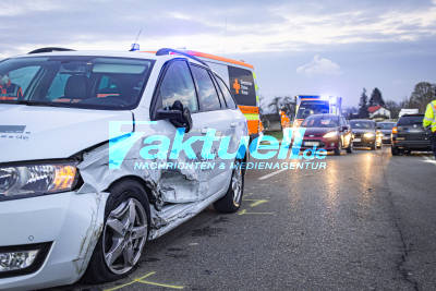 Kollision mit Gegenverkehr fordert zwei Verletzte und sorgt für langen Stau in Nürtingen - Rettungsdienst und Polizei im Einsatz