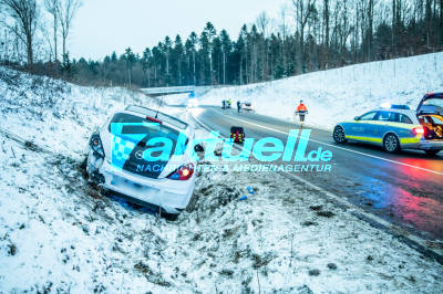 Verkehrsunfall bei Grafenberg: Mehrere PKW kollidieren auf der B313 - mehrere Verletzte