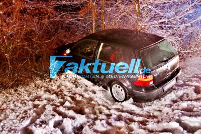 Glätteunfall bei Stöckenhof - PKW kracht bei Schneebedeckter Fahrbahn in Baum - 1 Verletzter