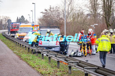 Schwerer Frontalcrash auf Verbindungsstraße - Frau in Unfallwrack eingeklemmt und muss von Feuerwehr via Crash-Rettung herausgeschnitten werden
