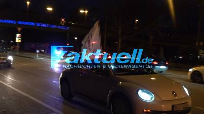Stuttgart: Querdenker fahren im Autokorso durch Innenstadt