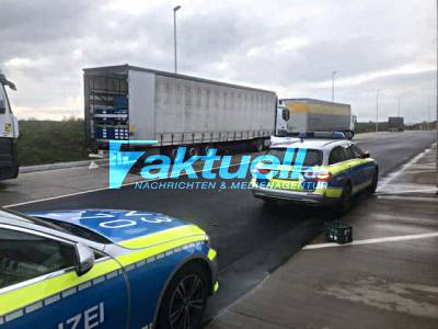 Sechs Flüchtlinge aus LKW befreit - Festnahme auf Autobahnparkplatz - Fahrer bemerkt Klopf-Geräusche und verständigt Polizei