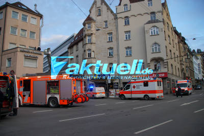 Stuttgart Mitte: Kellerbrand führt zu Grosseinsatz der Feuerwehr , mehrere Personen müssen gerettet werden 