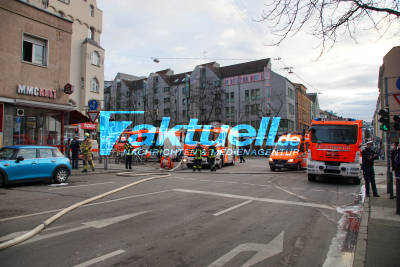 Stuttgart Mitte: Kellerbrand führt zu Grosseinsatz der Feuerwehr , mehrere Personen müssen gerettet werden 