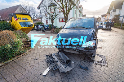 Postauto nach Vorfahrtsunfall überschlagen in 30er-Zone - schwer verletzte Postzustellerin ins Krankenhaus gebracht