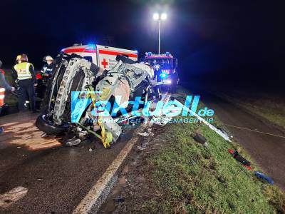 Tödlicher Horrorcrash auf Kreisstraße - Frontalcrash - PKW liegt auf Seite