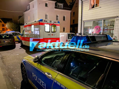 31-Jähriger bei Auseinandersetzung in Obertürkheimer Wohngebiet verletzt - Zeugen gesucht - Polizei im Einsatz