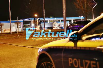 Tankwagen Fahrer bemerkt nächtlichen LPG Gasaustritt an Backnanger Tankstelle - Polizei sperrt Bundesstraße weiträumig ab