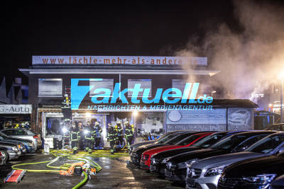 Brand eines Verkaufscontainers eines Autohändlers