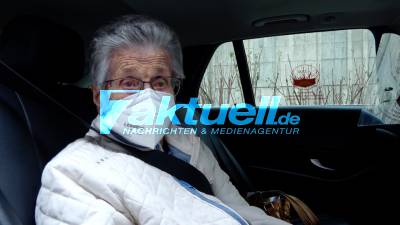 Seniorin mit dem Taxi zum Impfzentrum: Mogelpackung Impfsystem? Senioren müssen Taxifahrt selbst bezahlen - Taxiunternehmer fordert Politiker im Appell auf
