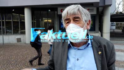 Seniorin mit dem Taxi zum Impfzentrum: Mogelpackung Impfsystem? Senioren müssen Taxifahrt selbst bezahlen - Taxiunternehmer fordert Politiker im Appell auf
