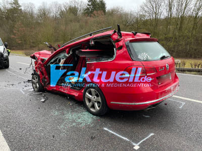 Überholvorgang geht schief: Schwerer Frontal-Crash auf Bundesstraße - Feuerwehr befreit 2 Eingeklemmte