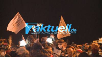 Grenzüberschreitende Anti-Corona-Maßnahmen Demo auf Grenzbrücke zu Österreich in Freilassing 