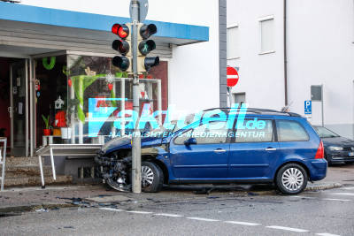 PKW kracht beinahe in Schaufenster. Tische und Ampel stoppen das Fahrzeug