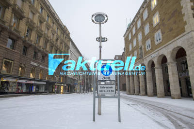 Schnee in Stuttgart - Aufnahmen vom auch im Kessel zurückgekehrten Winter: Eckensee, Schlossplatz, Königstraße, Tiere auf dem Wasser