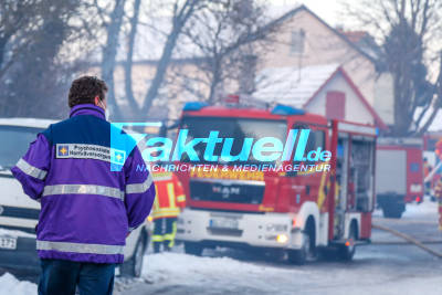 Landwirtschaftliches Gebäude im Vollbrand , mehrere Rinder verenden oder mussten gerettet werden- 1 Feuerwehrmann verletzt - Löscharbeiten bei eisigen Temperaturen