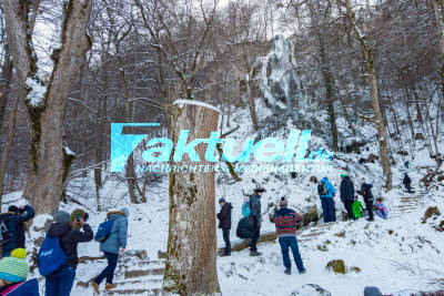 Winter-Ausflug zu den Uracher Wasserfällen und auf die Schwäbische Alb - Viel los an den Ausflugszielen