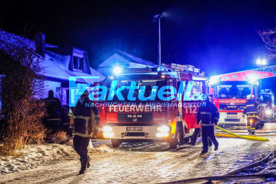 Haus im Vollbrand - Großeinsatz der Feuerwehr - Bewohner kann sich noch retten - Strenger Frost erschwert Löscheinsatz