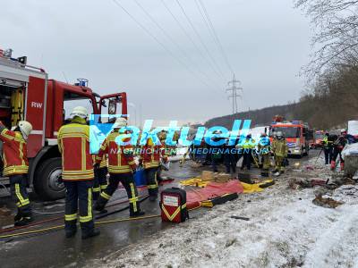 32-jähriger in Lebensgefahr nach Verkehrsunfall (gegen Mauer geprallt) in Esslingen - wird von Feuerwehr befreit - Rettungshubschrauber im Einsatz