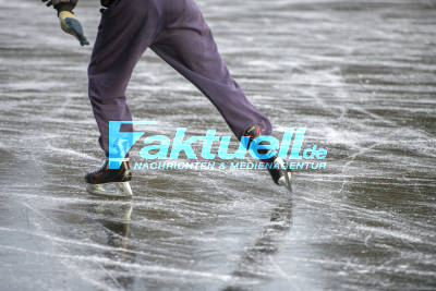 Polizeibeamte fordern Schlittschuläufer auf, sich von der Eisfläche zu begeben - Schöne Impressionen am Morgen von den Bärenseen - Eishockeyspiel