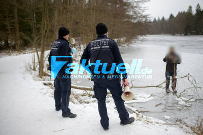 Polizeibeamte fordern Schlittschuläufer auf, sich von der Eisfläche zu begeben - Schöne Impressionen am Morgen von den Bärenseen - Eishockeyspiel
