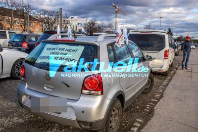 Stuttgart Bad Cannstatt: QUERDENKEN - Autokorso Demo zieht erneut hunderte Teilnehmer an