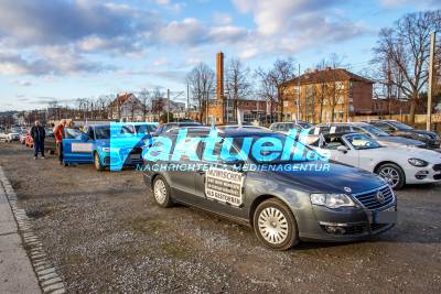 Stuttgart Bad Cannstatt: QUERDENKEN - Autokorso Demo zieht erneut hunderte Teilnehmer an