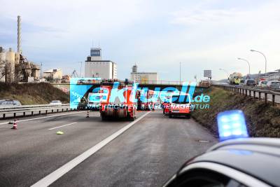 Schwerer Verkehrsunfall auf B10 in Stuttgart-Wangen - Kleinbus fährt auf PKW auf - Feuerwehr muss Person befreien