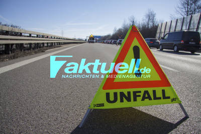 Unfall auf der A8 zw. Wendlingen und Kirchheim - Feuerwehr im Einsatz - langer Rückstau
