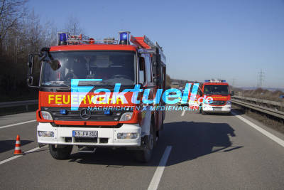 Unfall auf der A8 zw. Wendlingen und Kirchheim - Feuerwehr im Einsatz - langer Rückstau