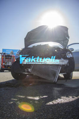 Unfall auf der A8 zw. Wendlingen und Kirchheim - Feuerwehr im Einsatz - langer Rückstau