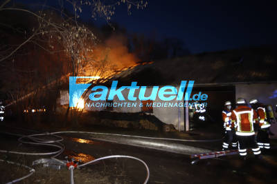 Alte Stallung brennt lichterloh auf Aussiedlerhof - Feuerwehr bekämpft Flammen
